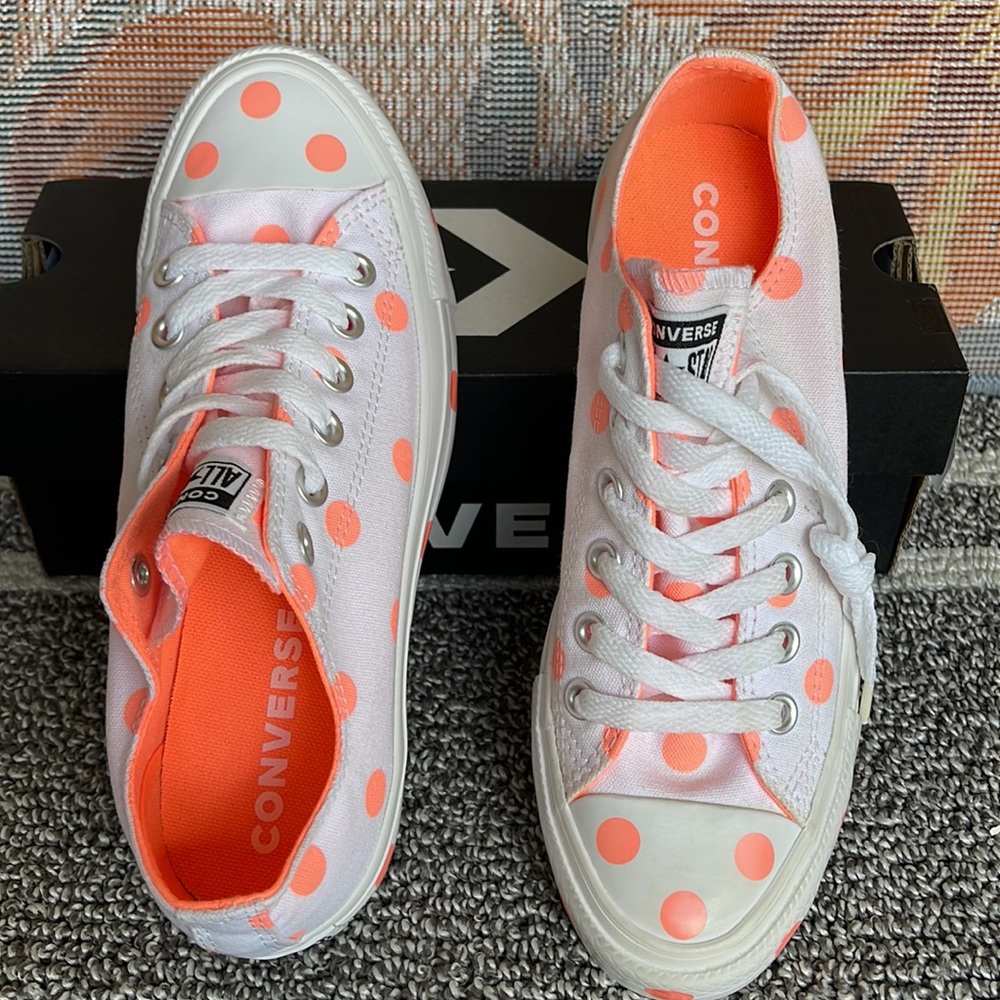 Converse WMNS 560629F
CTAS OX
WHITE/CRIMSON PULS Sneakers - Picture 13 of 16